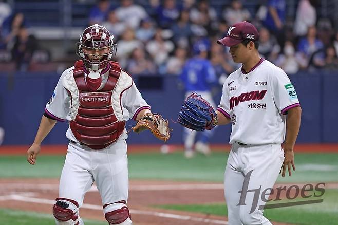 키움 박준현(오른쪽)이 26일 서울 고척스카이돔에서 열린 2026 KBO리그 삼성전에서 김건희와 얘기를 나누고 있다. 사진 | 키움 히어로즈