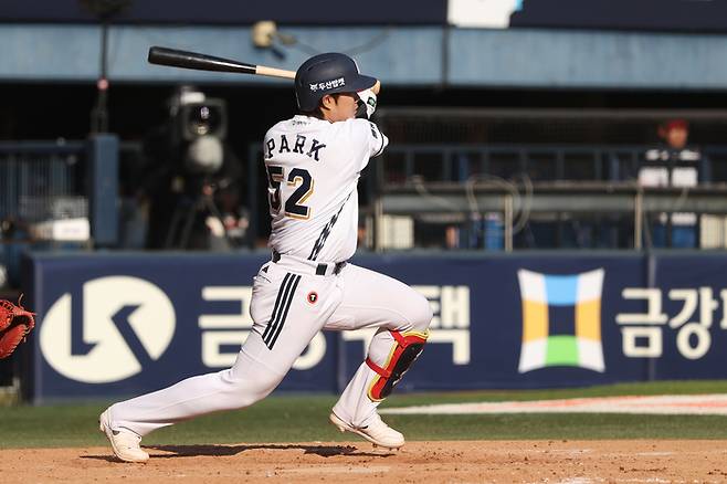 두산 박준순이 26일 잠실구장에서 열린 2026 KBO리그 정규시즌 LG와 경기에서 10회말 끝내기 안타를 때리고 있다. 사진 | 두산 베어스