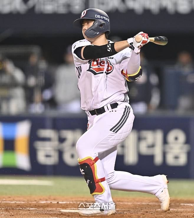 두산 박준순이 8일 서울 잠실구장에서 열린 2026 KBO리그 키움전 5회말 무사 1,2루에서 타격하고 있다. 잠실 | 최승섭기자 thunder@sportsseoul.com