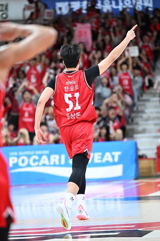 정관장 한승희가 26일 안양정관장아레나에서 열린 2025~2026 LG전자 프로농구 4강 플레이오프 2차전 KCC와 경기에서 득점 후 세리머니 하고 있다. 사진 | KBL