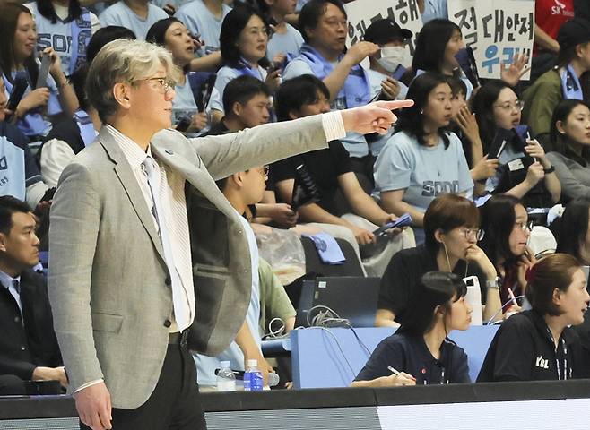 소노 손창환 감독이 27일 고양소노아레나에서 열린 2025~2026 LG전자 프로농구 4강 플레이오프 3차전 LG와 경기에서 선수들에게 지시하고 있다. 사진 | 고양=연합뉴스