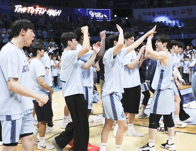소노 선수들이 27일 고양소노아레나에서 열린 2025~2026 LG전자 프로농구 4강 플레이오프 3차전 LG와 경기에서 승리하며 챔피언결정전 진출을 확정한 후 기뻐하고 있다. 사진 | 고양=연합뉴스