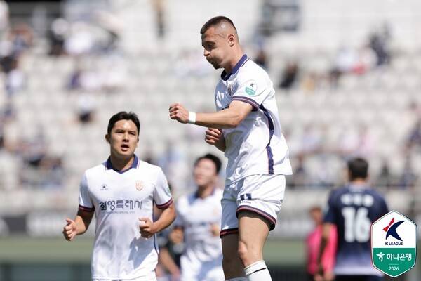 지난 26일 목동운동장에서 열린 '하나은행 K리그2 2026 9라운드' 서울이랜드와의 경기에서 득점 후 환호하는 화성FC 플라나. /사진=STN