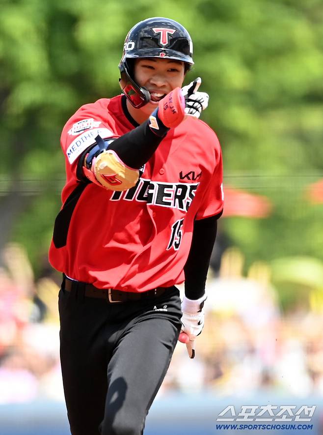 프로 데뷔 첫 홈런의 기쁨을 마음껏 표현하는 박재현