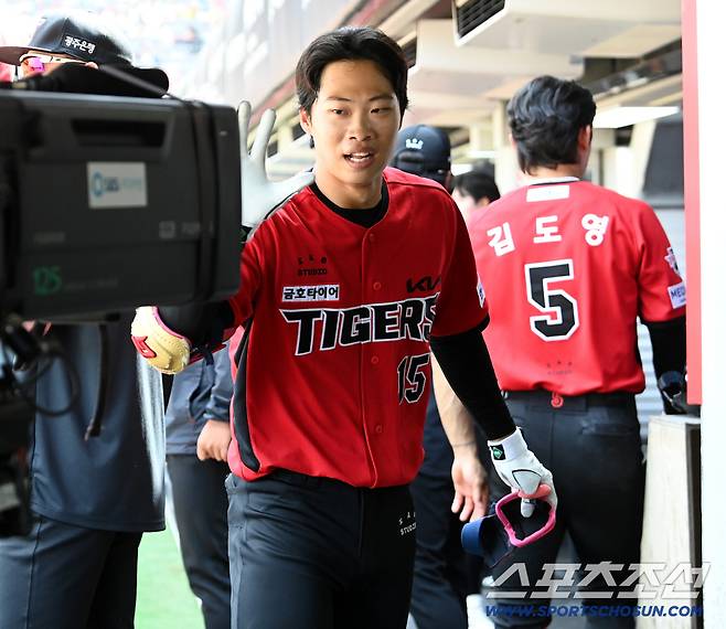 아무 반응이 없던 더그아웃, 멋쩍은 마음에 카메라에 손을