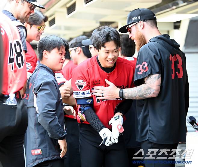 쏟아지는 축하에 기분 좋은 미소를 짓는 박재현