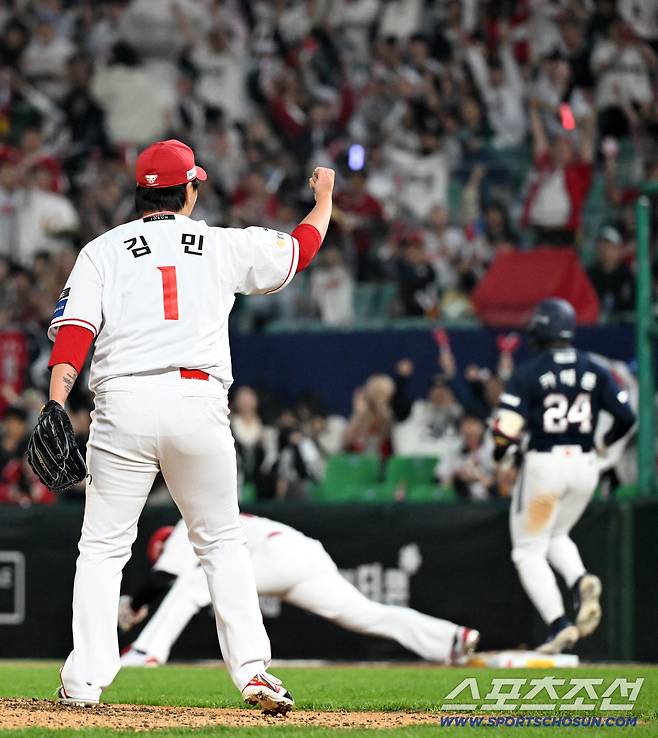 15일 인천SSG랜더스필드에서 열린 SSG와 두산의 경기. 6회초 1사 만루 두산 카메론을 병살 처리한 SSG 김민이 환호하고 있다. 인천=박재만 기자 pjm@sportschosun.com/2026.04.15/