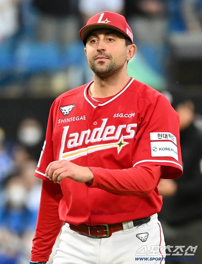 21일 대구삼성라이온즈파크에서 열린 SSG와 삼성의 경기. 1회말 투구를 마친 SSG 베니지아노가 더그아웃으로 향하고 있다. 대구=허상욱 기자wook@sportschosun.com/2026.04.21/