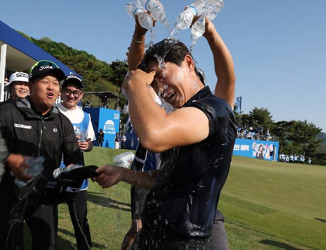 최찬 우승축하 물세례.