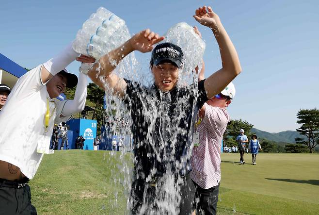 최찬우승축하 물세례