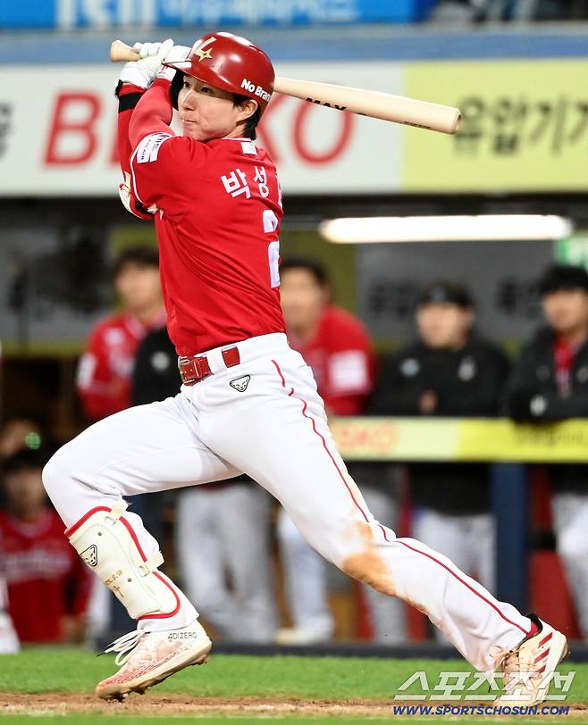 23일 대구삼성라이온즈파크에서 열린 SSG와 삼성의 경기. 8회초 박성한이 안타를 치고 있다. 대구=허상욱 기자wook@sportschosun.com/2026.04.23/