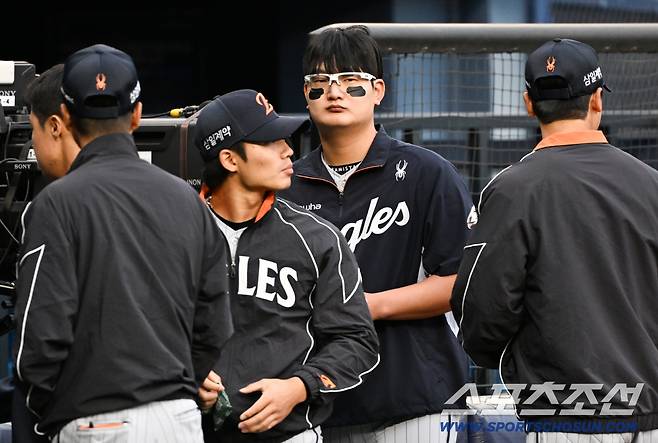 21일 잠실구장에서 열린 LG와 한화의 경기. 한화 오재원, 김서현이 숨을 고르고 있다. 잠실=박재만 기자 pjm@sportschosun.com/2026.04.21/