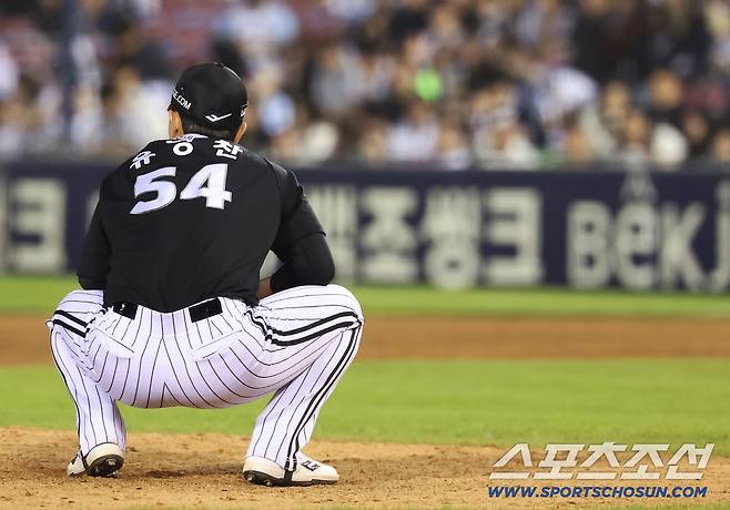 24일 잠실야구장에서 열린 LG와 두산의 경기. 9회 마운드에 올라 1아웃 잡고 통증을 호소하며 주저앉은 LG 마무리 유영찬. 잠실=송정헌 기자songs@sportschosun.com/2026.04.24/