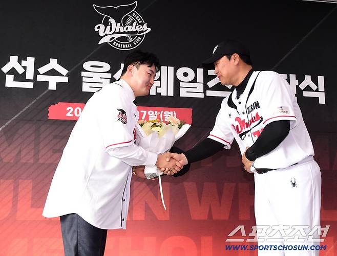 27일 울산 문수야구장에서 최지만 울산 웨일즈 입단식이 열렸다. 울산 장원진 감독의 축하를 받고 있는 최지만. 울산=송정헌 기자songs@sportschosun.com/2026.04.27/