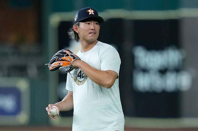 Houston Astros pitcher Tatsuya Imai warms up before a baseball game against the Colorado Rockies, Wednesday, April 15, 2026, in Houston. (AP Photo/Kevin M. Cox)







<저작권자(c) 연합뉴스, 무단 전재-재배포, AI 학습 및 활용 금지>