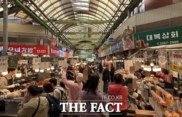 23일 오후 방문한 광장시장의 일부 노점상들은 손님들에게 "현금이나 계좌이체로 결제 해달라"고 말했다. /문화영 기자