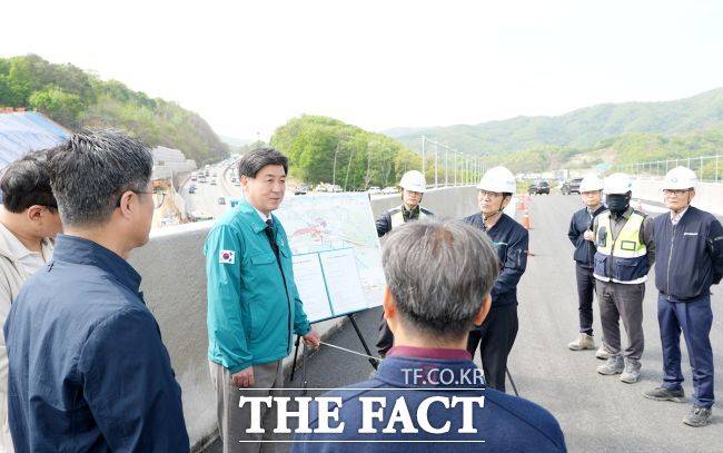 다음 달 6일 오전 7시 성남~장호원 국도 3호선 자동차전용도로 성남 방향 진입 램프를 우선 개통하기 전 현장 점검에 나선 방세환 경기 광주시장. /광주시