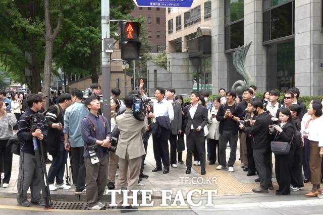 6.3 지방선거 서울시장 예비후보자 등록을 마친 오세훈 국민의힘 후보가 27일 오후 출마 기자회견을 위해 서울 종로구 보신각으로 이동하며 시민들과 인사하고 있다. /종로구=김민지 기자