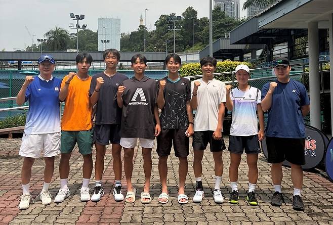 윤용일 감독과 주니어 선수들이 화이팅을 외치고 있다. 윤용일 감독 제공