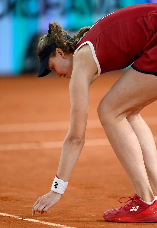 볼 마크를 찍으며 항의하는 리바키나. 게티이미지