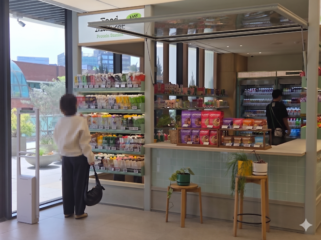 지난 23일 서울 성수동 올리브영N매장에서 한 여성 소비자가 파우치형 단백질 쉐이크 제품을 고르고 있다. 정현진 기자