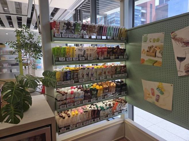 서울 성수동 올리브영N매장에 진열된 파우치형 단백질 쉐이크 제품들. 정현진 기자