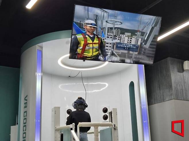 기자가 높은 통신탑 작업을 가상현실(VR)로 체험하고 있다. 노경조 기자
