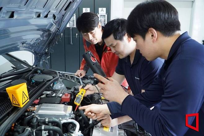 BMW 코리아 관계자들이 고전압 테크니션 교육과정을 이수하고 있다. BMW 코리아