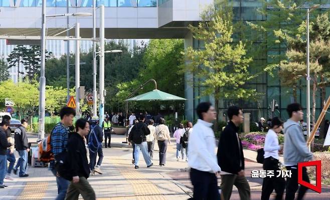 지난 24일 삼성전자 평택캠퍼스가 출근하는 사람들과 끊임없이 들어가는 통근버스로 분주하다. 윤동주 기자