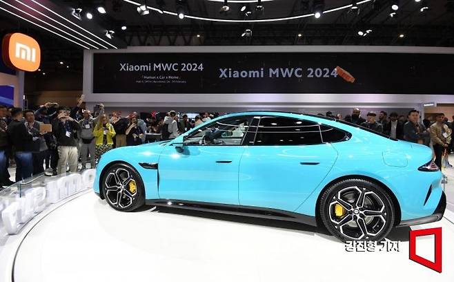 샤오미가 전기차 사업을 확장하며 유럽 시장 진출에 속도를 내고 있다. 사진은 2024년 '모바일 월드 콩그레스(MWC)'에서 샤오미 부스를 찾은 관람객들이 전기차 'SU7'을 살펴보고 있는 모습. 사진공동취재단