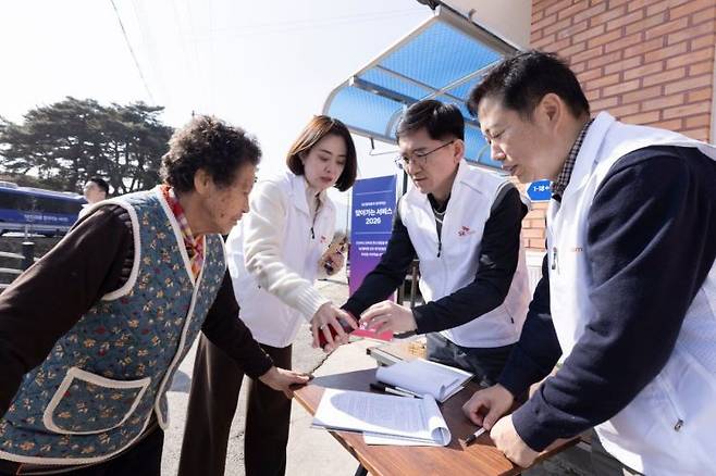 SK텔레콤은 한국생산성본부가 선정하는 2026년 국가고객만족도(NCSI) 조사에서 29년 연속 이동전화서비스 부문 1위를 차지했다고 27일 밝혔다. 고객들이 SKT의 ‘찾아가는 서비스’에 참여하고 있는 모습. SK텔레콤