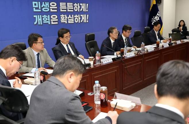 더불어민주당 중동전쟁 경제대응 특별위원장을 맡은 유동수 민주당 의원이 27일 국회의원회관에서 열린 특위 4차 회의에서 인사말을 하고 있다. 연합뉴스