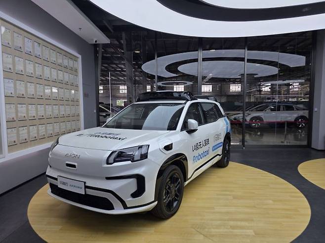 포니AI 베이징 연구센터에 전시돼 있는 로보택시. 최영찬 기자