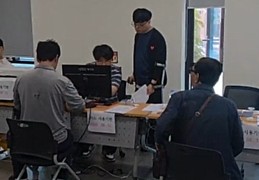 '고유가 피해지원금' 1차 지급이 시작된 27일 광주 남구 월산4동 행정복지센터에서 주민들이 지원금 신청을 하고 있다. 민찬기 기자