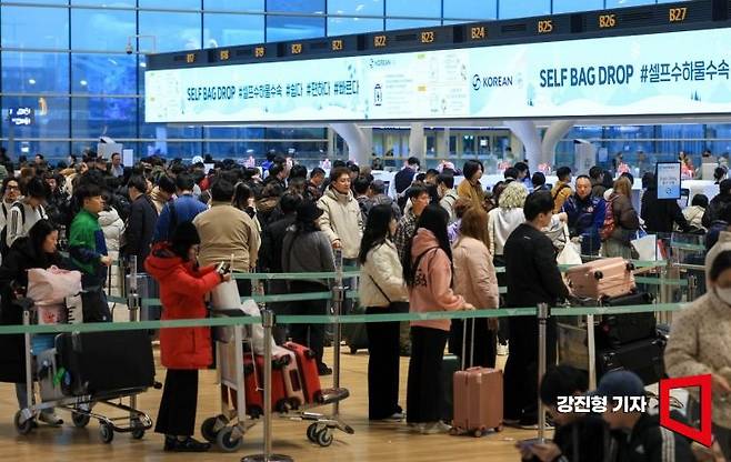 공항을 찾은 여행객들이 수하물을 수속하기 위해 줄을 서고 있다. 아시아경제DB
