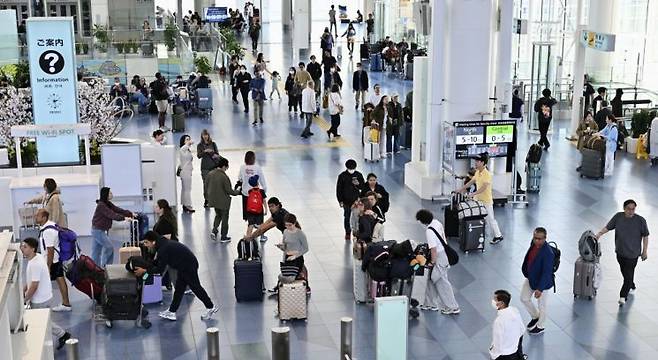 일본 도쿄 하네다공항에서 여행객들이 출국장으로 향하고 있다. 사진은 지난 18일 모습. 연합뉴스