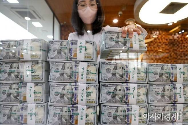 서울 중구 하나은행 위변조대응센터에서 직원이 달러화를 정리하고 있다. 강진형 기자