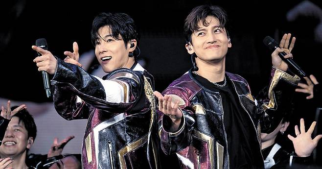 25일(현지 시각) 일본 닛산 스타디움 무대에서 동방신기가 현지 데뷔 20주년 공연을 펼치고 있다. 동방신기는 한국 가수 최초로 이 무대에 섰고, 이날 최다 공연(3회) 기록을 세웠다.