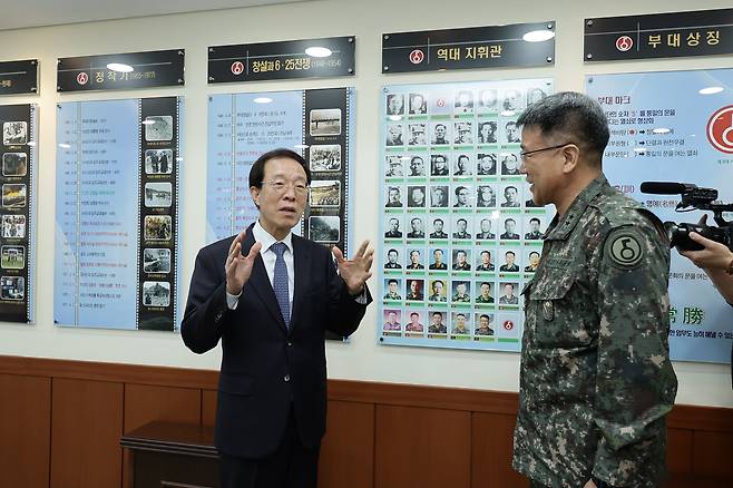 이석연 국민통합위원장이 27일 제5보병사단을 방문, 이종현 제5보병사단장과 대화하고 있다. /국민통합위원회