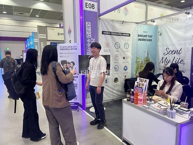 27일 서울 강남구 코엑스에서 열린 2026 1차 KB굿잡우수기업 취업박람회에서 구직자들이 상담하고 있다. ⓒ데일리안 정지수 기자