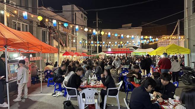 먹거리와 공연, 체류 요소를 결합한 청주 육거리 야시장이 시민과 관광객의 발길을 끌고 있다. 청주시 제공