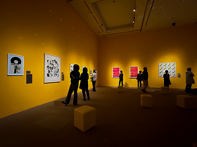 대전시립미술관에서 6월 21일까지 ‘앤디 워홀: 예술을 팔다’ 특별기획전이 열린다. 300여 점의 작품이 전시된 모습. 대전시 제공