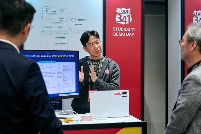 LG전자는 서울 강서구 마곡 사이언스파크에서 사내벤처 프로그램 ‘스튜디오341’ 데모데이를 열고 최종 선발된 4개 사내벤처가 독립한다고 27일 밝혔다. 사진은 최종 선발된 사내벤처 김봉상 머신플로우 대표가 회사를 소개하는 모습. (LG전자 제공) 2026.4.27. 뉴스1