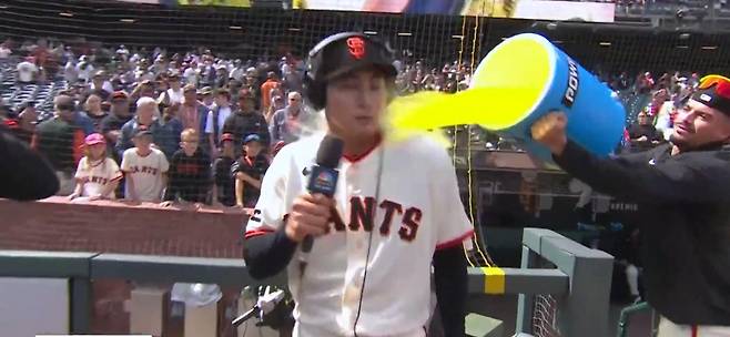 이정후(샌프란시스코 자이언츠)가 27일(한국시간) 마이애미 말린스전이 끝난 후 수훈 인터뷰를 할 때 동료 윌리 아다메스가 음료수를 들이 붓고 있다. NBC 스포츠 캡처