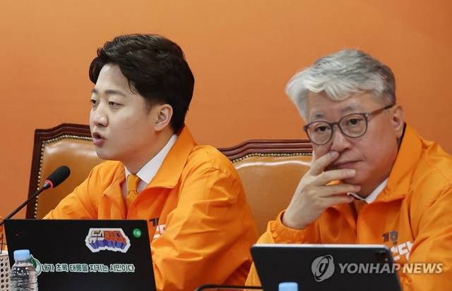 개혁신당 이준석(왼쪽) 대표와 조응천 전 의원. 연합뉴스 자료사진