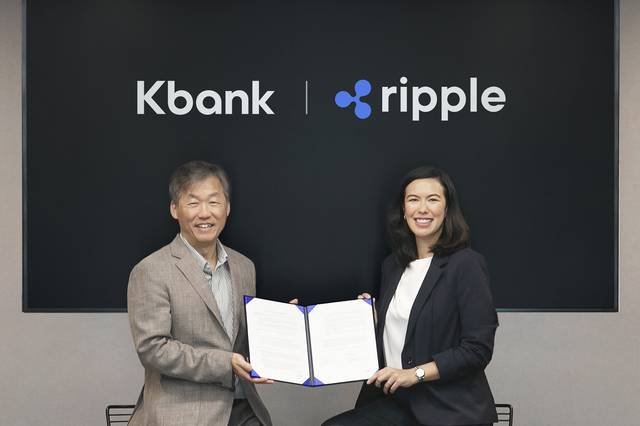 최우형(왼쪽) 케이뱅크 은행장과 피오나 머레이 리플 아시아태평양(APAC) 총괄이 서울 중구 케이뱅크 본사에서 진행된 케이뱅크-리플 간 전략적 파트너십 체결식에서 기념 촬영을 하고 있다. [케이뱅크 제공]