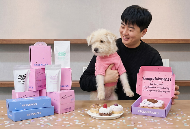 김문수 대표가 반려견과 함께 프리미엄 펫 디저트 브랜드 '킥스낵스' 제품을 소개했다.