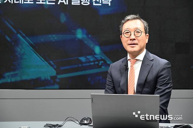 AX 베스트 프랙티스 컨퍼런스가 '실전 혁신 사례로 보는 AI 실행 전략'을 주제로 23일 서울 서초구 전자신문사에서 열렸다. 강용성 와이즈넛 대표가 'AI는 똑똑해졌다, 이제 믿을수 있는 AI가 이긴다'를 주제로 기조강연 하고 있다.  이동근기자 foto@etnews.com