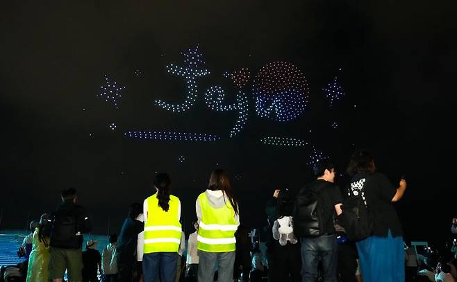 제주 밤하늘에 드론라이트쇼가 펼쳐지고 있다. 제주도는 올해 ‘제주의 한여름밤의 라이트쇼’를 통해 5차례 공연에 누적 5000대 규모의 드론을 투입할 계획이다. /사진=제주특별자치도 제공