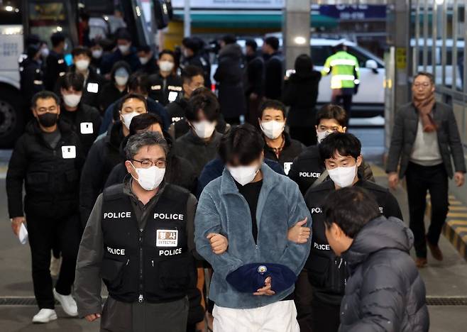 지난 1월 캄보디아 범죄단체에 가담한 혐의로 강제송환된 한국인 조직원 일부가 부산 동래구 동래경찰서로 압송되고 있다. 뉴시스